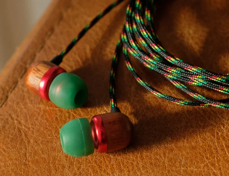 Słuchawki House of Marley Smile Jamaica USB-C w wariancie Brass na podstawce